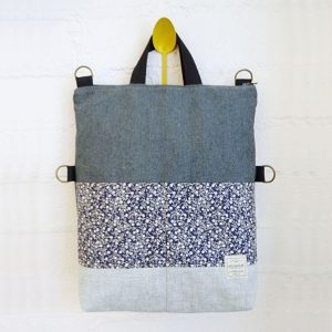 Bolso-mochila tapicerías combinadas azul flores