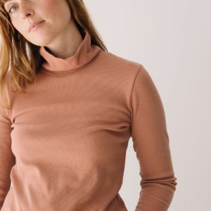 Camiseta cuello alto canalé de algodón orgánico