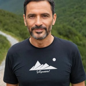 Camiseta montañas geométicas de bambú y algodón orgánico