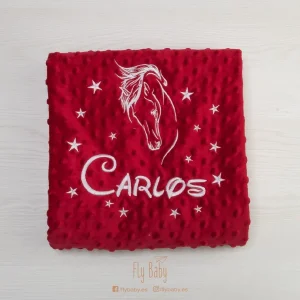 Manta para bebé roja | Nombre y caballo bordado