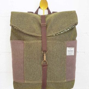Mochila reciclada verde oliva con interior de topos